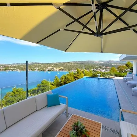 Aurea Lux - Exclusive Private And Infinity Pool Villa