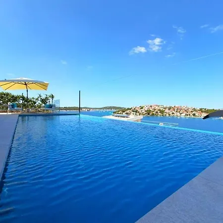 Aurea Lux - Exclusive Private And Infinity Pool * Podglavica