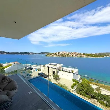 Aurea Lux - Exclusive Private And Infinity Pool Villa