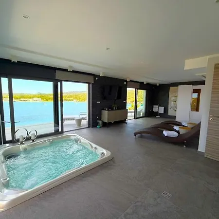 Aurea Lux - Exclusive Private And Infinity Pool * Podglavica