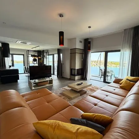 Aurea Lux - Exclusive Private And Infinity Pool Villa