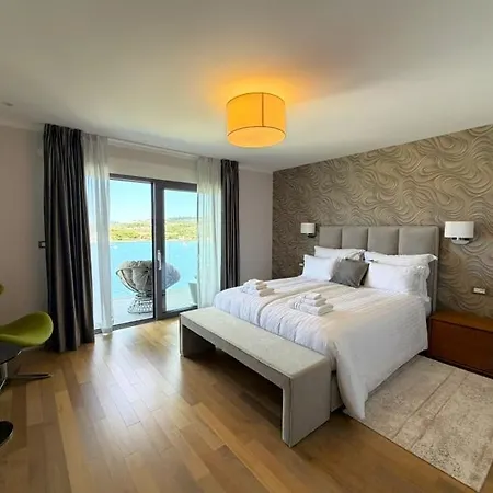 Aurea Lux - Exclusive Private And Infinity Pool Podglavica