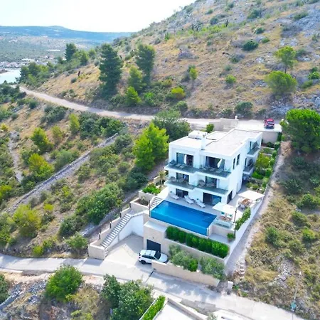 Aurea Lux - Exclusive Private And Infinity Pool Villa